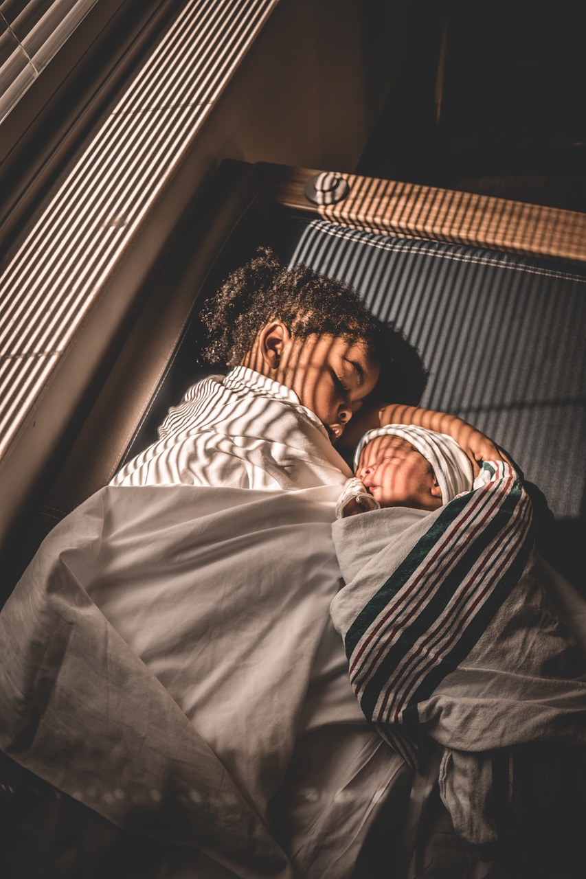 Hermanitos durmiendo gracias a la asesora de sueño infantil